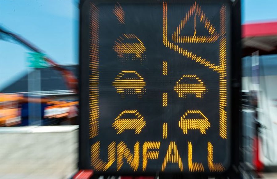 Verkehr-nach-Baggerunfall-an-Autobahnbr-cke-beeintr-chtigt