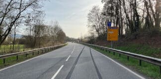 Ehrang: Leitpfosten umgemäht – gegen Leitplanke gekracht – Und geflüchtet!