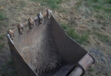 Dreister Diebstahl: Zwei Baggerlöffel von Baustelle an B49 geklaut