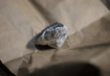 Meteorit schlägt in Hausdach bei Koblenz ein – wem gehören jetzt die Steine ? Ein Meteoritenstück hinterließ ein Loch in einem Hausdach.T