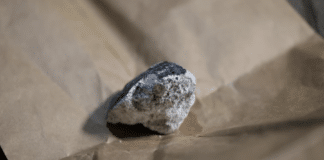 Feuerball über Region: Dieses Meteorit-Fragment schlug tatsächlich in ein Hausdach ein! Ein Meteoritenstück hinterließ ein Loch in einem Hausdach.T