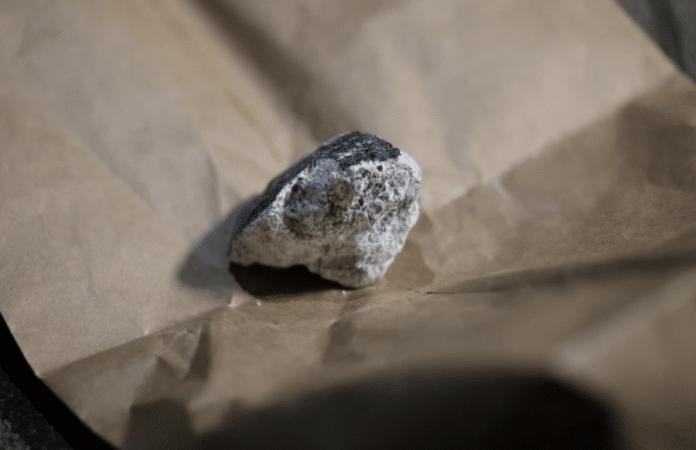 Ein Meteoritenstück hinterließ ein Loch in einem Hausdach.T