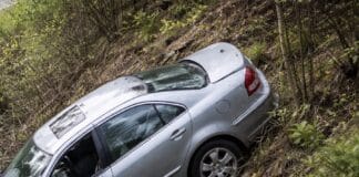 RLP: Bei Unfall 15 Meter in Böschung gefahren — aufwendige Bergungsmaßnahmen erforderlich