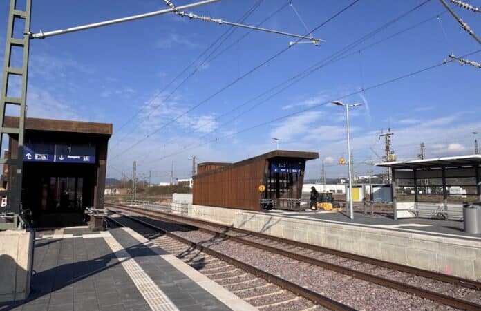 Bahngleise und Bahnsteige in Trier-Ehrang als Symbolbild für Einschränkungen, Umleitungen und Bauarbeiten auf der Moselstrecke im Raum Trier.