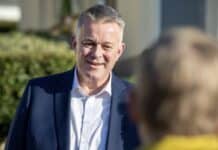 „Ich spüre eine Wechselstimmung“: CDU-Spitzenkandidat Schnieder im Haustürwahlkampf