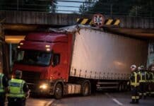 Saarland: Sattelzug mit Auflieger bleibt an Brücke hängen — Straße stundenlang blockiert