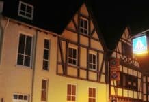 Meteoritenteil beschädigt Hausdach: Fußballgroßes Loch geschlagen