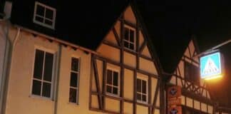 Meteoritenteil beschädigt Hausdach: Fußballgroßes Loch geschlagen