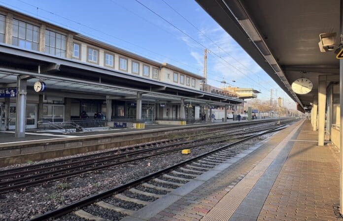 Bahnsteige und Gleise am Trierer Hauptbahnhof als Symbolbild für Bauarbeiten, Sperrungen und Zugausfälle auf der Moselstrecke zwischen Wittlich und Trier.