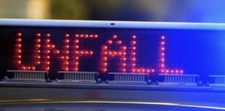 Schwerer Unfall auf der L386: PKW-Fahrer nach Kollision mit Bäumen ins Krankenhaus