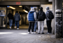 Am Bahnhof: Jugendliche belästigen 17-Jährige – Einer zieht plötzlich die Hose herunter!