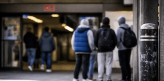 Am Bahnhof: Jugendliche belästigen 17-Jährige – Einer zieht plötzlich die Hose herunter!