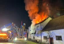 Hoher Schaden und Stromausfall bei Wohnhausbrand