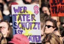 Trier: Kundgebung gegen Femizide und sexualisierte Gewalt an der Porta Nigra