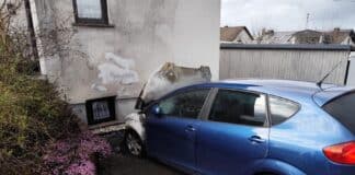 Fahrzeugbrand in Osburg: Feuerwehr verhindert Feuer am Wohnhaus!