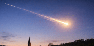 ++ Aktuell: Eifel, Koblenz und Hunsrück – Meteoriten-Teile beschädigen Häuser in Rheinland-Pfalz ++ Heller Feuerball mit langer Lichtspur am Himmel über einer Stadt – spektakuläres Himmelsphänomen über Rheinland-Pfalz, möglicherweise Meteorit oder verglühende Falcon-9-Raketenstufe. Symbolbild
