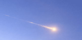 „War das eine Rakete?“ – Rätselhafter Feuerball erschreckt Menschen über Trier! Leuchtender Feuerball mit langer Lichtspur am Himmel – spektakuläres Himmelsphänomen über Trier, möglicherweise durch den Wiedereintritt einer Falcon-9-Raketenstufe verursacht.