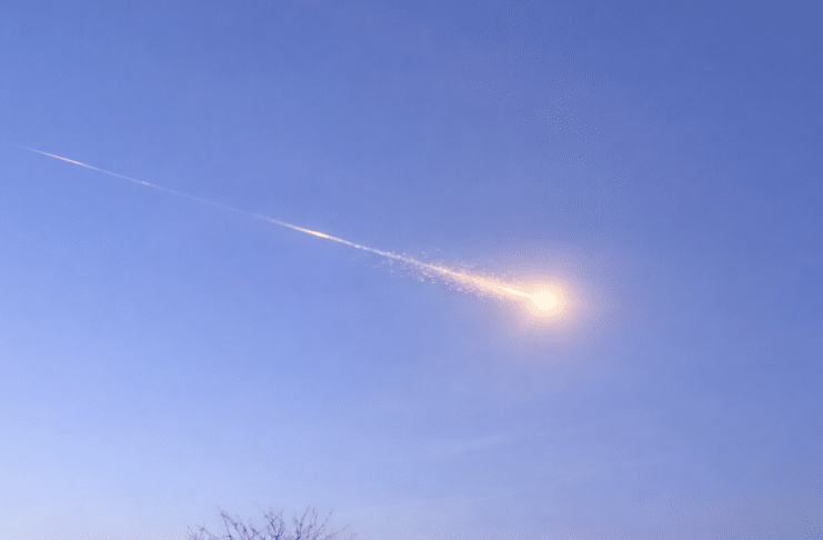 „War das eine Rakete?“ – Rätselhafter Feuerball erschreckt Menschen über Trier! Leuchtender Feuerball mit langer Lichtspur am Himmel – spektakuläres Himmelsphänomen über Trier, möglicherweise durch den Wiedereintritt einer Falcon-9-Raketenstufe verursacht.