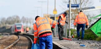 Trümmerfeld von mehreren Hundert Metern: Bahnstrecke nach Kollision weiter gesperrt