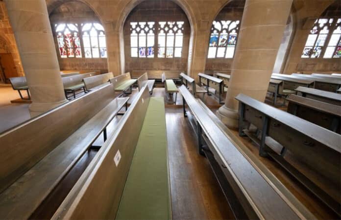 Kirche mit leeren Bänken