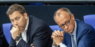 86 bis 95 Prozent zweckentfremdet? Sondervermögen des Bundes sorgt für neuen Mega-Ärger! Lars Klingbeil und Friedrich Merz sitzen nebeneinander im Bundestag und verfolgen mit ernstem Blick eine Debatte zum Sondervermögen.