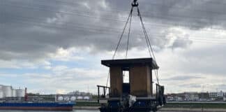 Hausboot läuft mit Wasser voll – Kraftstoff läuft aus