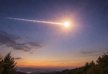 Feuerball über Trier und Region: Was wir bisher über den Meteorit-Einschlag wissen! Heller Meteor mit leuchtender Spur am Abendhimmel – ein sogenannter Bolide, der beim Eintritt in die Atmosphäre verglüht und eine helle Lichtspur hinterlässt. Symbolbild