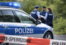 Kriminalstatistik 2025: Polizei meldet rückläufige Straftaten in der Region Trier Polizeiauto mit Blaulicht und Beamten im Einsatz – Symbolbild zur Kriminalstatistik 2025 der Polizei Trier und Region.