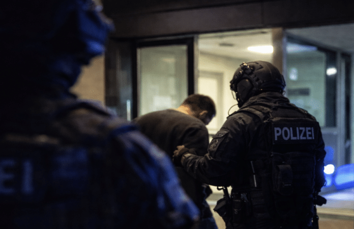 SEK-Einsatz vor Polizeiwache: Spezialkräfte der Polizei nehmen nachts einen Mann nach Randale und Messeralarm vor einer Polizeidienststelle fest.
