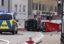 Tödliches Drama: Lkw rast über Gehweg und kracht in Haus – Mutter und Dreijähriger sterben