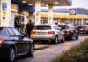 Spritpreise Luxemburg heute (13. April 2026): Benzinpreise & Diesel aktuell Autos an einer Tankstelle in Luxemburg beim Tanken – viele Autofahrer aus Trier und der Grenzregion nutzen die günstigeren Spritpreise in Luxemburg für Super, Diesel und Benzin.