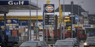 Spritpreise Luxemburg heute (11. März 2026): Aktuelle Benzinpreise für Super 95, Super Plus und Diesel Autos vor Tankstelle in Luxemburg mit Benzinpreistafel – viele Autofahrer aus Trier und der Grenzregion fahren zum Tanken nach Luxemburg wegen günstiger Spritpreise. (Symbolbild)