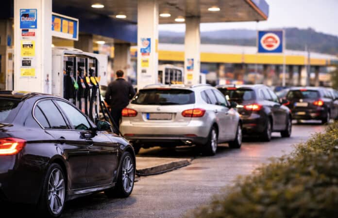 Autos an einer Tankstelle in Luxemburg beim Tanken – viele Autofahrer aus Trier und der Grenzregion nutzen die günstigeren Spritpreise in Luxemburg für Super, Diesel und Benzin.