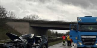 Pkw kracht ungebremst in Sattelzug: 63-Jähriger lebensgefährlich verletzt