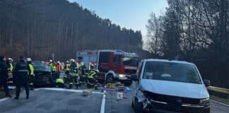 Abbiege-Crash auf der B270: 45-Jährige schwerverletzt aus Pkw befreit