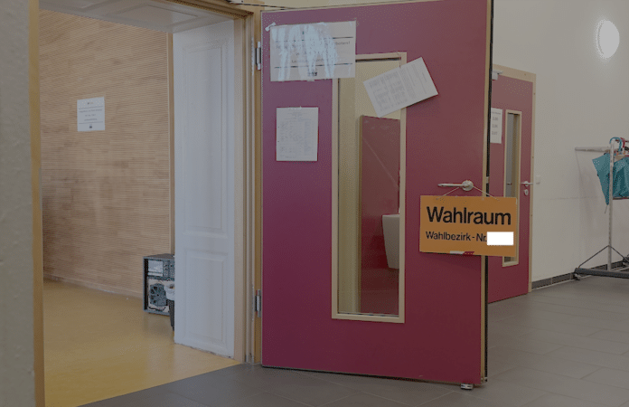 Wahlraum in Rheinland-Pfalz – Eingang zu einem Wahllokal bei der Landtagswahl 2026 mit Hinweisschild im Überblick (Foto: lokalo.de)