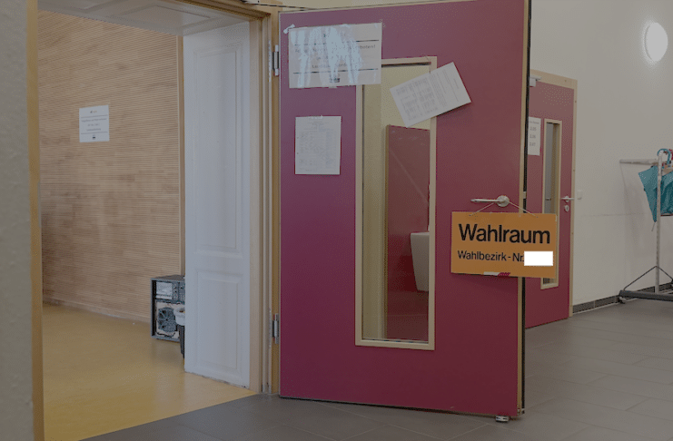 Landtagswahl Rheinland-Pfalz 2026: Das passiert ab 18 Uhr – Prognose, Hochrechnung und Ergebnisse einfach erklärt Wahlraum in Rheinland-Pfalz – Eingang zu einem Wahllokal bei der Landtagswahl 2026 mit Hinweisschild im Überblick (Foto: lokalo.de)