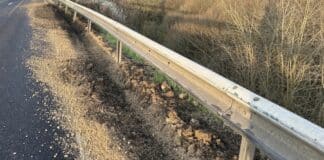 B51: Leitplanke auf 70 Metern beschädigt — Fahrbahn stark verschmutzt