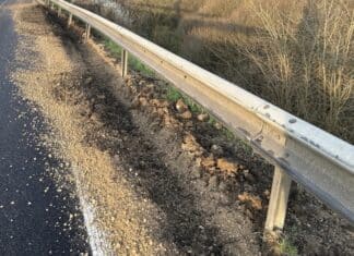B51: Leitplanke auf 70 Metern beschädigt — Fahrbahn stark verschmutzt