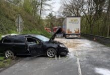 Schwerer Unfall im Westerwald: PKW-Fahrer schwerverletzt — Diesel läuft aus LKW aus