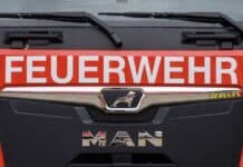 Region: Feuerwehr befreit eingeschlossenen Paketboten — Wind schlug Fahrzeugtür zu