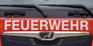 Region: Feuerwehr befreit eingeschlossenen Paketboten — Wind schlug Fahrzeugtür zu