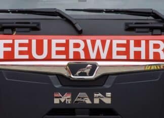 Region: Feuerwehr befreit eingeschlossenen Paketboten — Wind schlug Fahrzeugtür zu