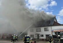 RLP: Feuerwehr rettet pflegebedürftigen Mann brennendem Haus