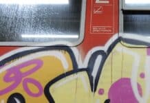 Personenzug im Bahnhof Cochem auf 40 Quadratmetern besprüht