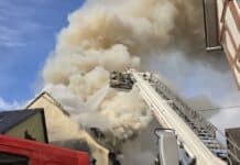 Großer Feuerwehreinsatz bei Wohnhausbrand in Kröv — Dachstuhl durchgebrannt und eingestürzt