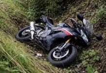 Unfall bei Pantenburg: 71-jähriger Biker stürzt in Böschung — Krankenhaus