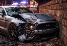 RLP: Sportwagen kracht auf gerade Strecke in Mauer — spektakulärer Unfall