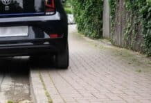 Parken auf Gehwegen behindert Fußgänger: Stadt Bitburg bittet Autofahrer um Rücksicht