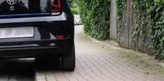 Parken auf Gehwegen behindert Fußgänger: Stadt Bitburg bittet Autofahrer um Rücksicht